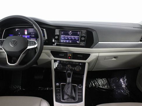 Used 2024 Volkswagen Jetta SE image 8