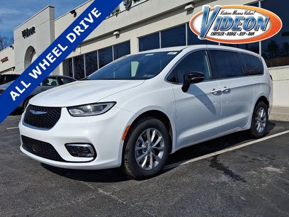 New 2026 Chrysler Pacifica Select