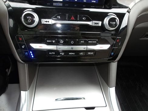 Used 2023 Ford Explorer Platinum w/ Technology Package AWD/4WD image 23