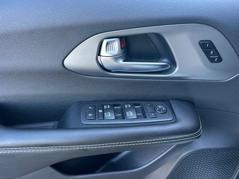 New 2027 Chrysler Pacifica Select FWD image 10