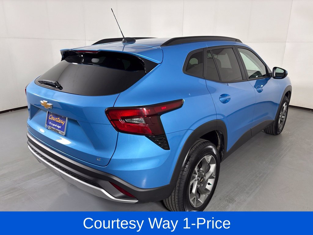 Used 2025 Chevrolet Trax LT FWD image 11