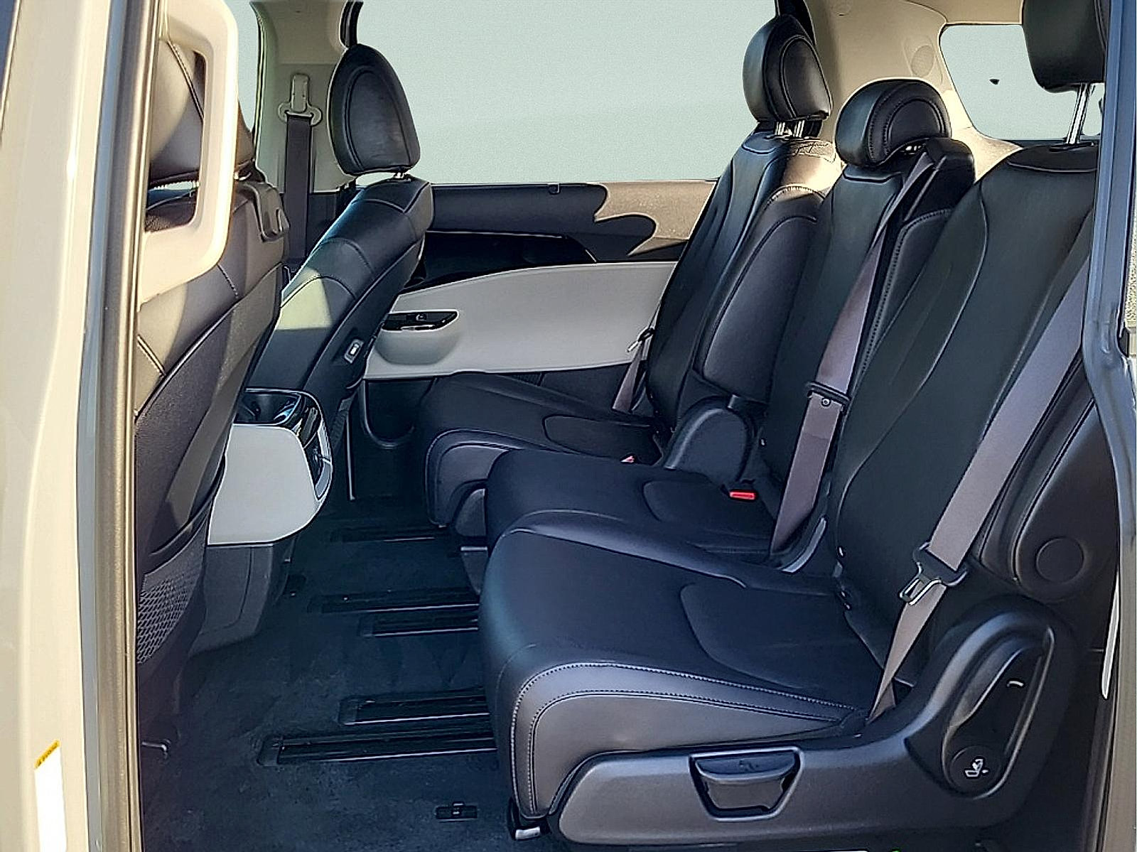 Used 2024 Kia Carnival EX FWD image 12