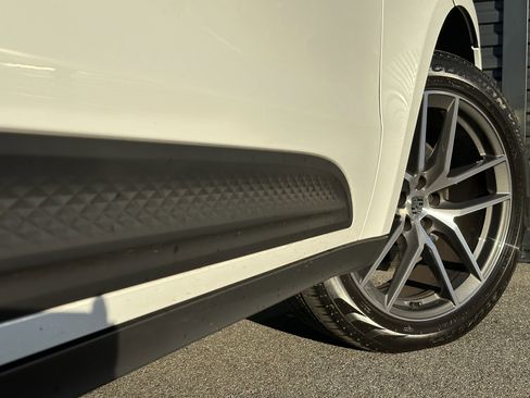 Certified 2025 Porsche Macan AWD/4WD image 17