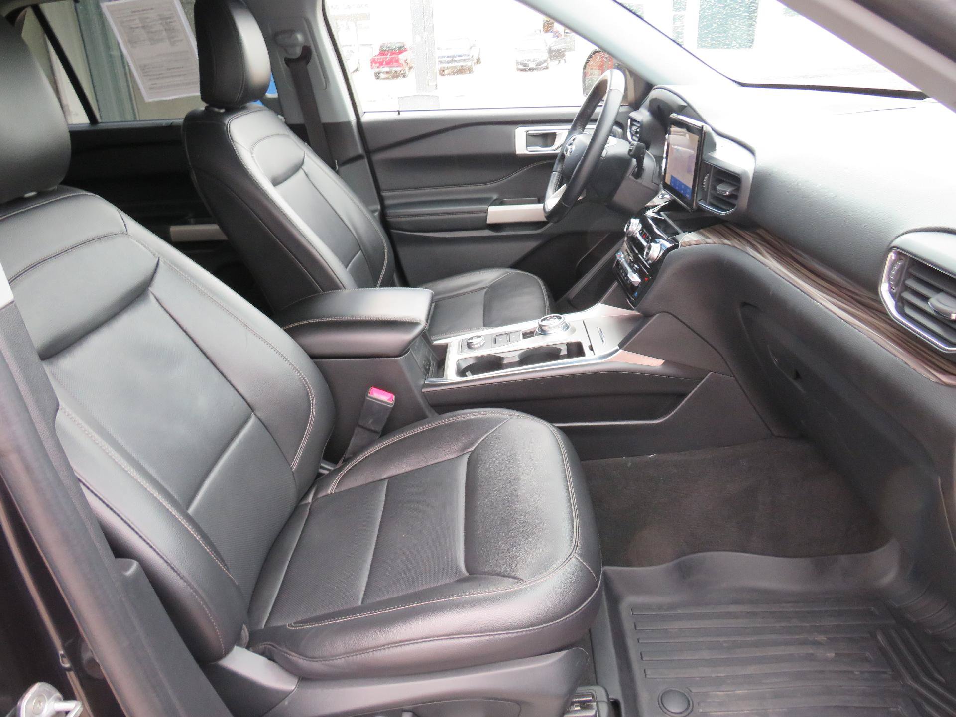 Used 2022 Ford Explorer Limited w/ Equipment Group 301A AWD/4WD image 12