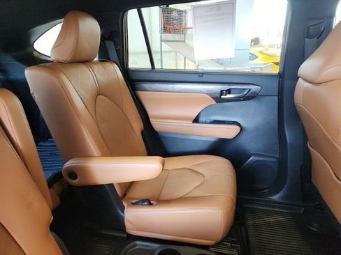 Used 2023 Toyota Highlander Platinum image 24