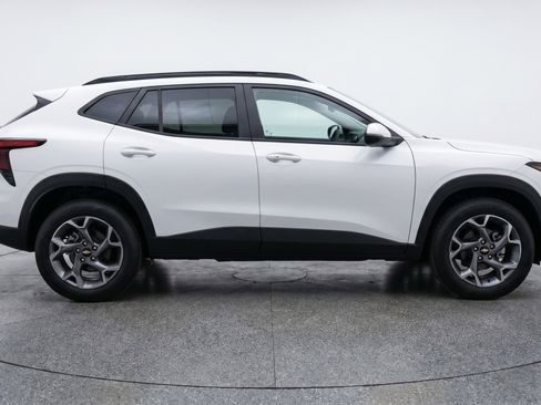Used 2025 Chevrolet Trax LT FWD image 11