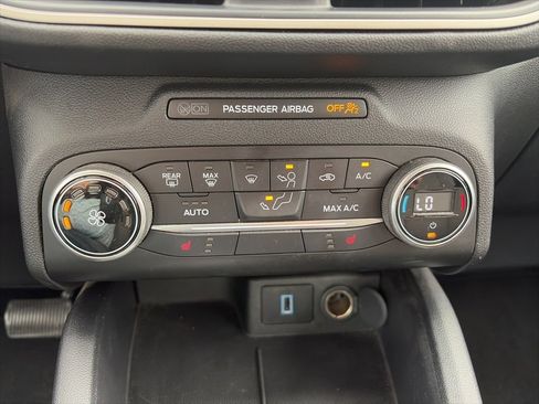 Used 2020 Ford Escape SE image 19