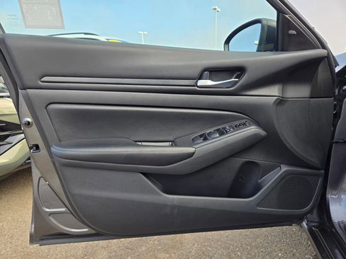 Used 2024 Nissan Altima 2.5 SV image 15