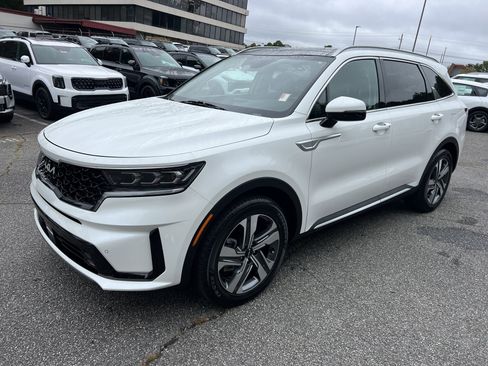 Certified 2022 Kia Sorento SX w/ Panoramic Sunroof Package image 3