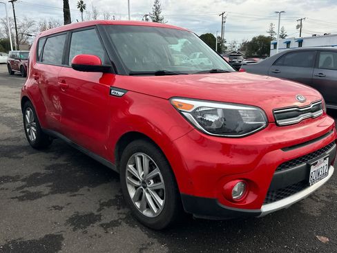 Used 2019 Kia Soul + image 3
