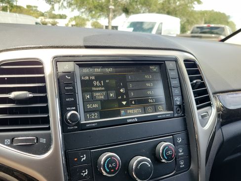 Used 2013 Jeep Grand Cherokee Laredo RWD image 28