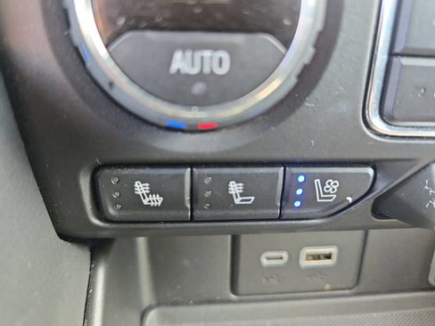 Used 2024 Chevrolet Tahoe Premier AWD/4WD image 32