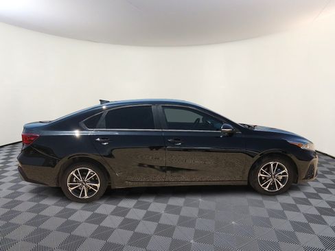 Used 2024 Kia Forte LXS w/ LXS Technology Package FWD image 5