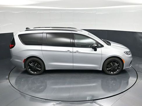 New 2026 Chrysler Pacifica Limited FWD image 57
