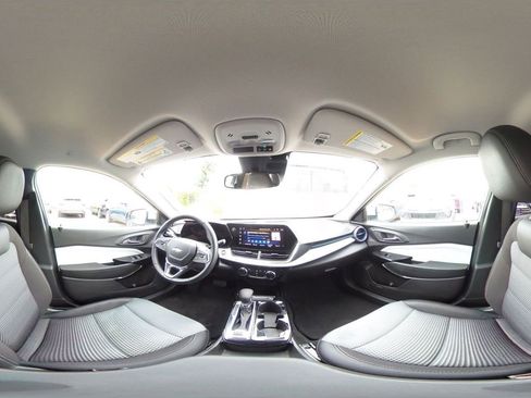 Used 2025 Chevrolet Trax LT w/ LT Convenience Package FWD image 43