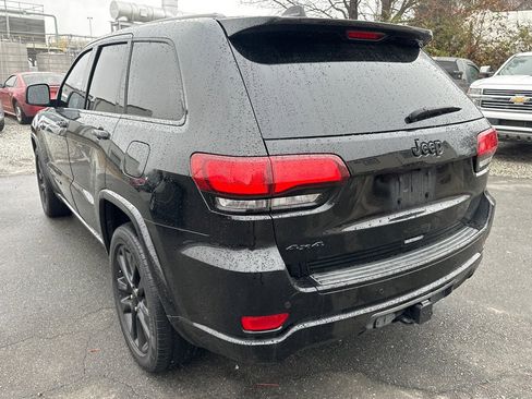 Used 2017 Jeep Grand Cherokee Altitude image 3