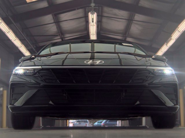 Used 2025 Hyundai Elantra Hybrid FWD image 3