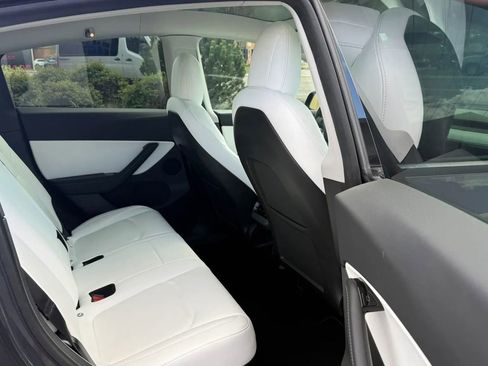 Used 2021 Tesla Model Y Long Range image 12