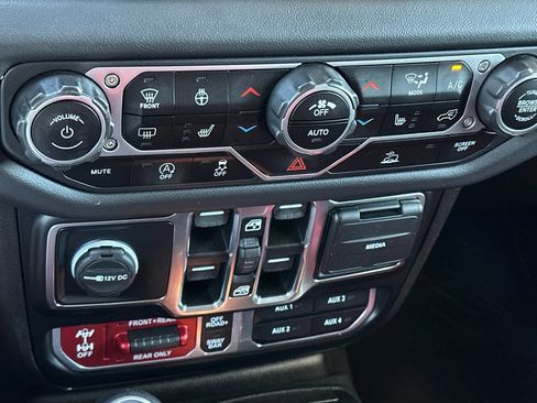 Used 2024 Jeep Gladiator Rubicon w/ Technology Group AWD/4WD image 20