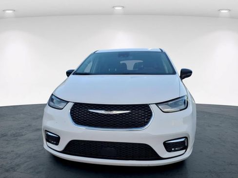 Used 2024 Chrysler Pacifica Touring-L FWD image 7