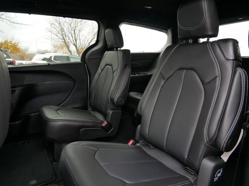 New 2026 Chrysler Pacifica Select w/ S Appearance Package AWD/4WD image 11