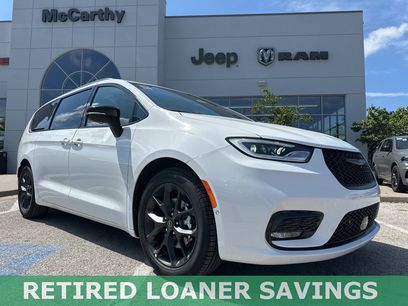 New 2025 Chrysler Pacifica Limited w/ Uconnect Theater Family Group