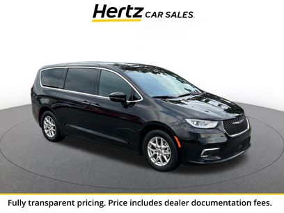 Used 2025 Chrysler Pacifica Select