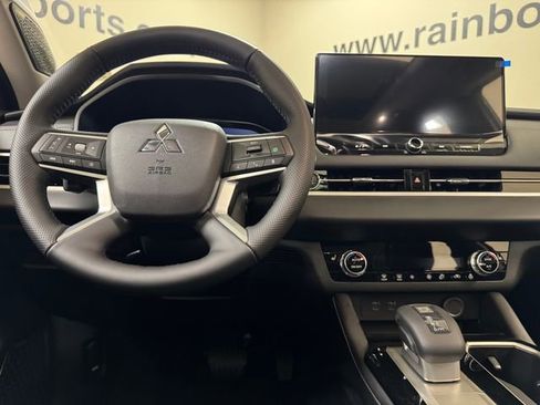 New 2026 Mitsubishi Outlander SE image 9