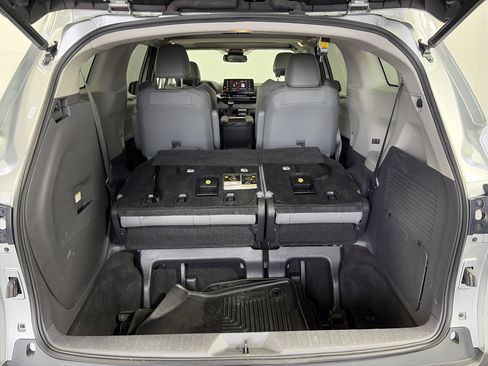 Used 2021 Toyota Sienna XLE image 16