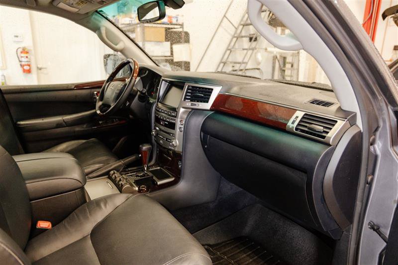 Used 2015 Lexus LX 570 4WD w/ Luxury Package image 30