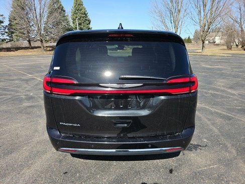 Used 2023 Chrysler Pacifica Touring-L image 5