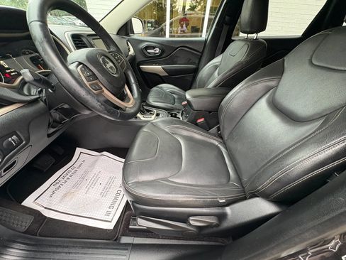 Used 2017 Jeep Cherokee Sport FWD image 25