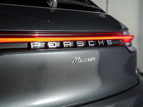Certified 2025 Porsche Macan image 30