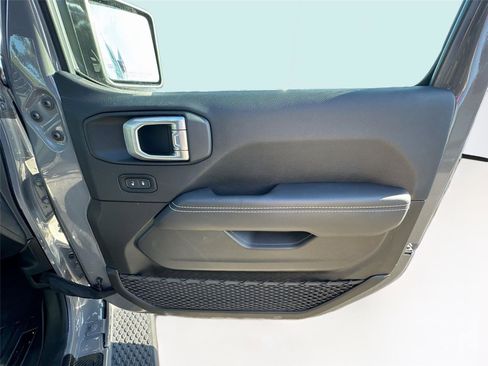 Used 2021 Jeep Wrangler Unlimited Sahara image 35