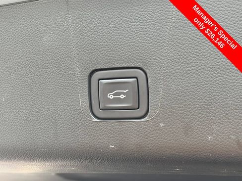 Used 2023 Chevrolet Traverse LT FWD image 8
