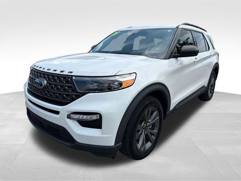 Used 2021 Ford Explorer XLT w/ Equipment Group 202A AWD/4WD image 3