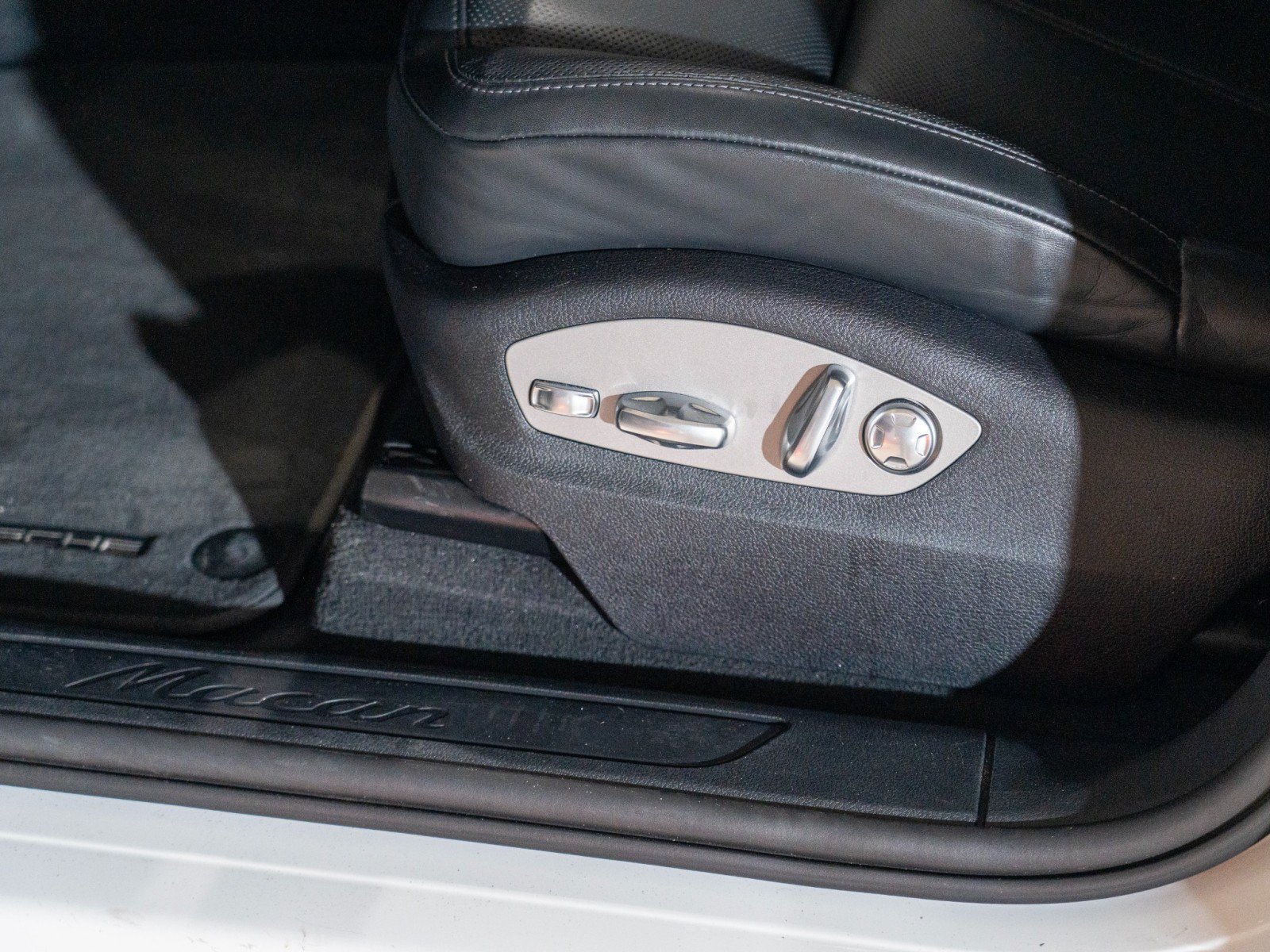 Certified 2025 Porsche Macan AWD/4WD image 10
