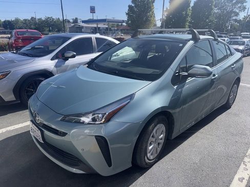 Used 2022 Toyota Prius LE FWD image 2