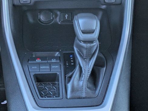 Used 2022 Toyota RAV4 XLE w/ Convenience Package FWD image 31