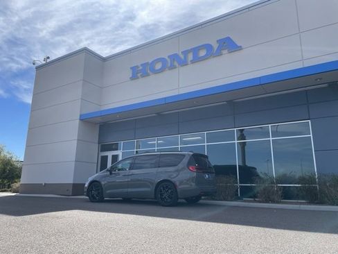 Used 2023 Chrysler Pacifica Touring-L w/ Uconnect Theater Family Group image 21