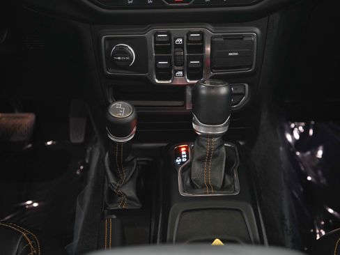 Used 2021 Jeep Wrangler Unlimited Sahara AWD/4WD image 17