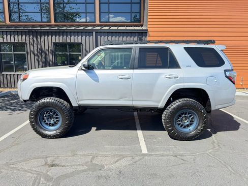 Used 2021 Toyota 4Runner SR5 AWD/4WD image 2