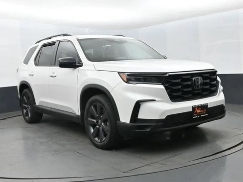 Used 2025 Honda Pilot Sport image 2