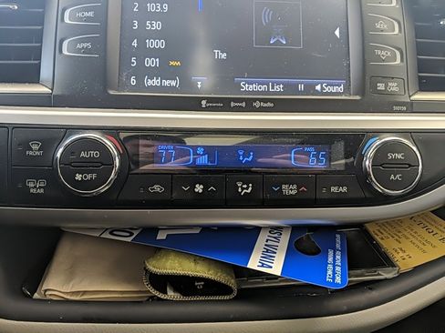 Used 2016 Toyota Highlander XLE image 17