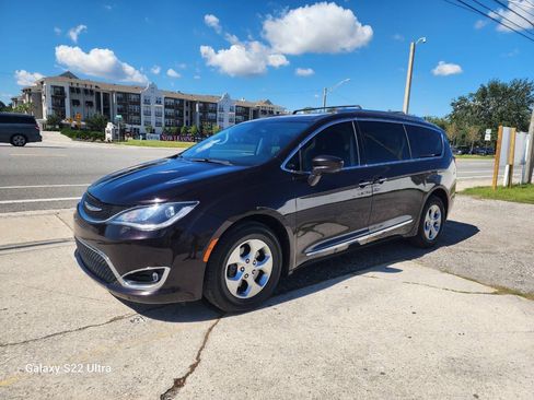 Used 2017 Chrysler Pacifica Touring-L Plus FWD image 5