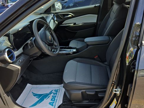 Used 2025 Chevrolet Trax LT FWD image 11