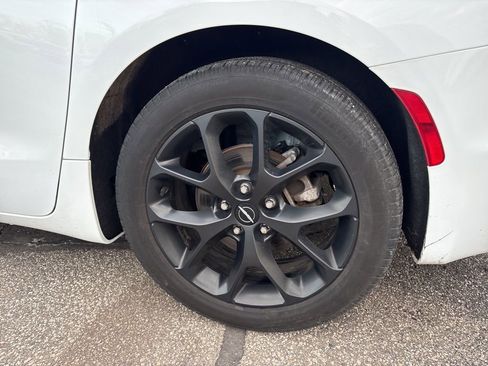 Used 2025 Chrysler Pacifica Limited image 5