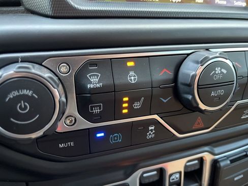 Used 2022 Jeep Wrangler Unlimited Sahara w/ Cold Weather Group AWD/4WD image 40