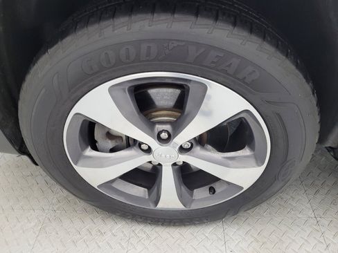 Used 2019 Jeep Cherokee Limited image 31