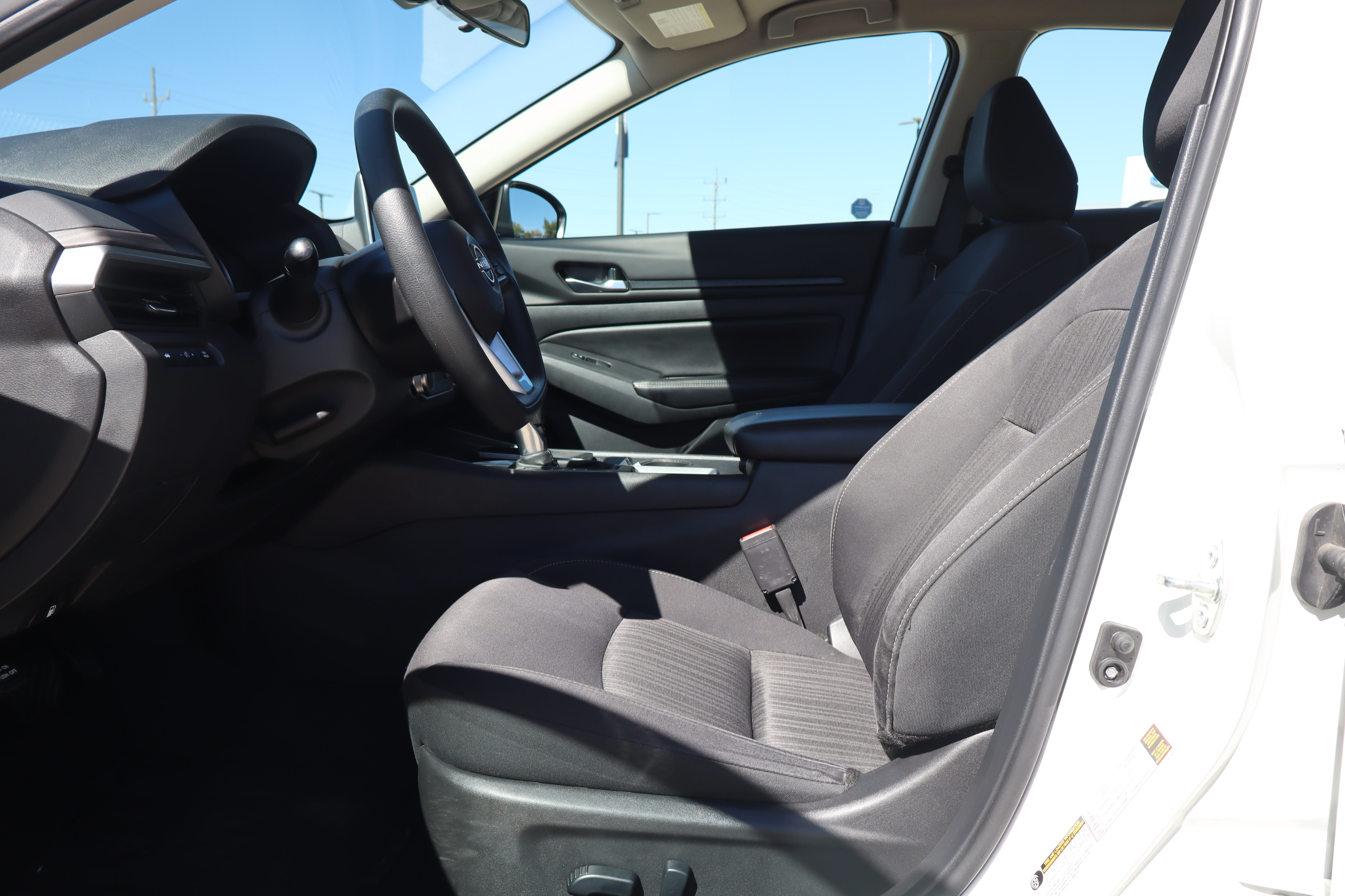 Used 2025 Nissan Altima 2.5 SV FWD image 9